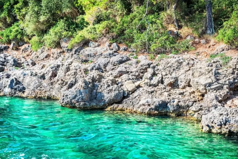 Minorque criques turquoise falaises pins méditerranée