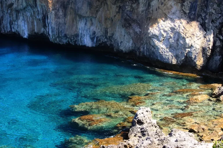 calanque triperie falaises mer turquoise grotte cosquer