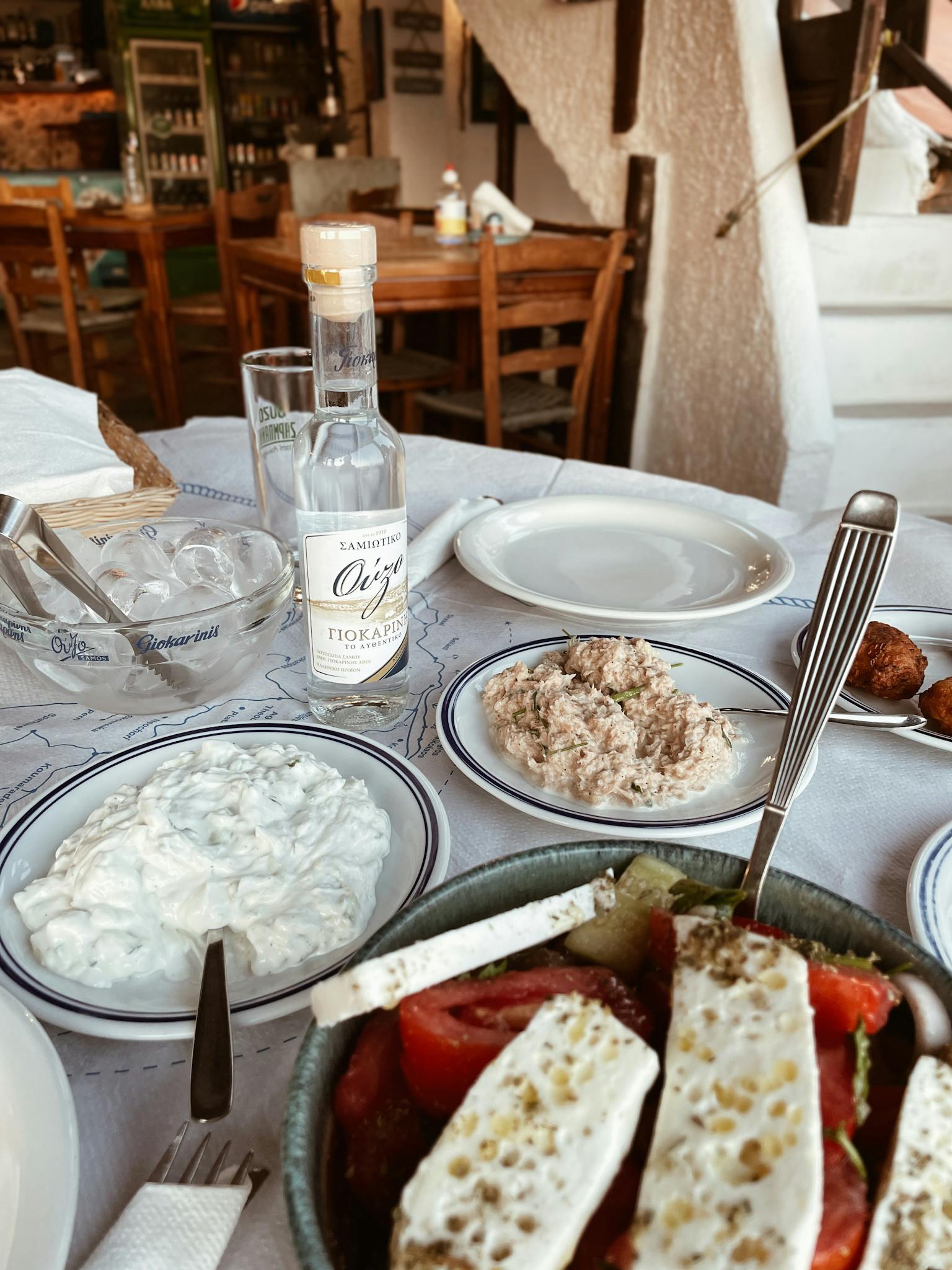 Repas typique grec avec vue sur la mer