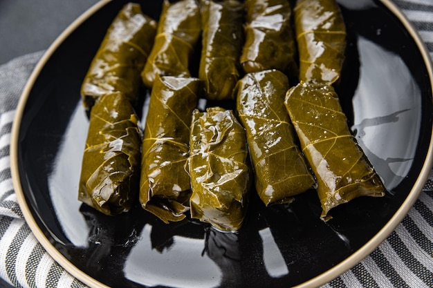 L'origine envoûtante des feuilles de vigne farcies, de la Grèce à la table méditerranéenne