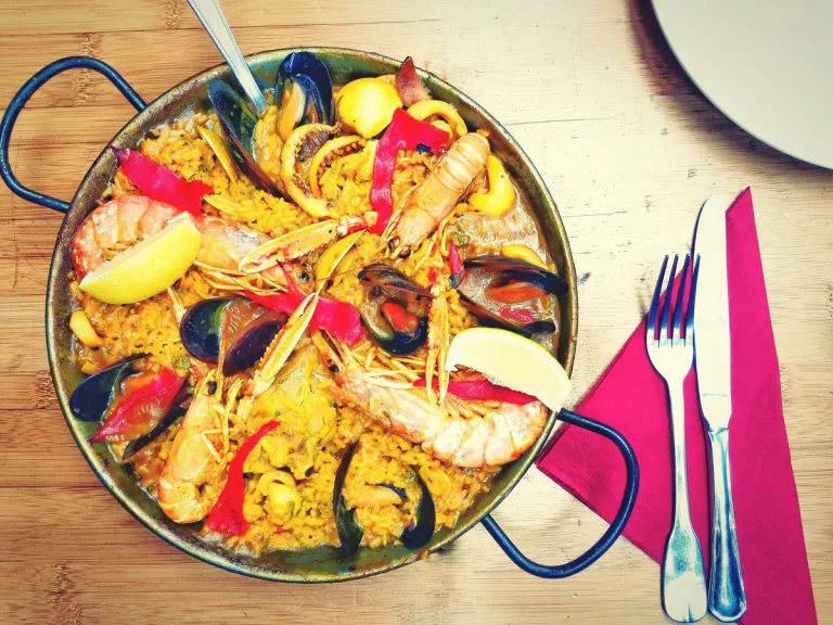 paella valencienne fumante, tapas colorés, jambon ibérique tranché
