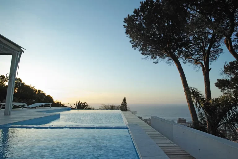 hôtel luxe Méditerranée piscine mer vue