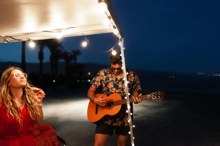marché nocturne plage été musique artisans