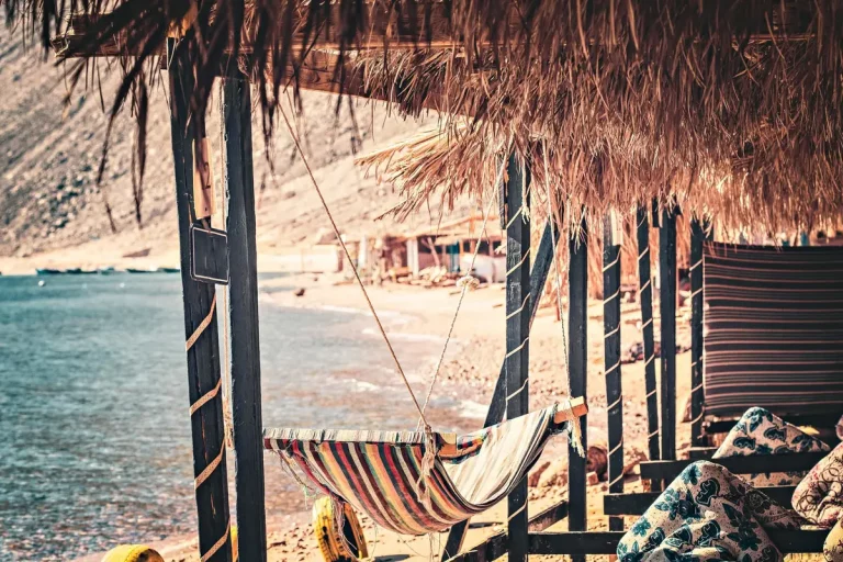 plage privée Cannes Croisette, mezzés libanais, transats bohèmes mer
