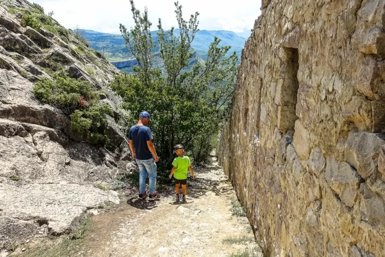 village corbières garrigue méditerranée randonnée