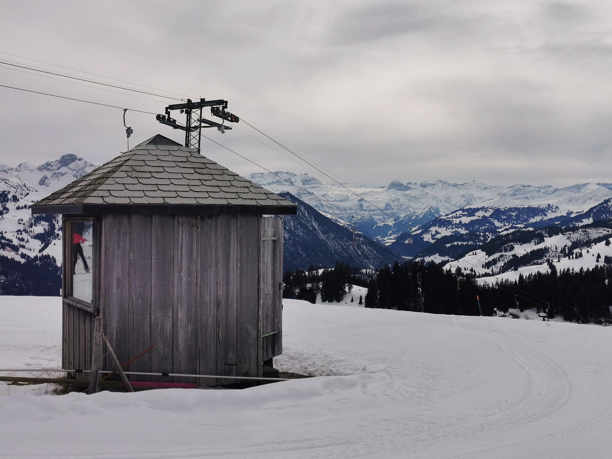 Gréolières les Neiges face aux « grandes » stations : pour qui est-ce vraiment fait ?
