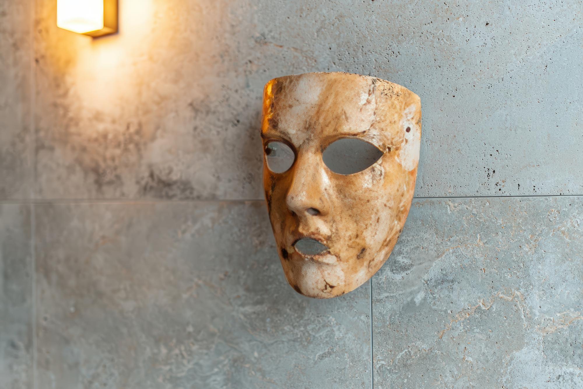 Pourquoi le masque de la Casa de Papel reprend Dalí ?