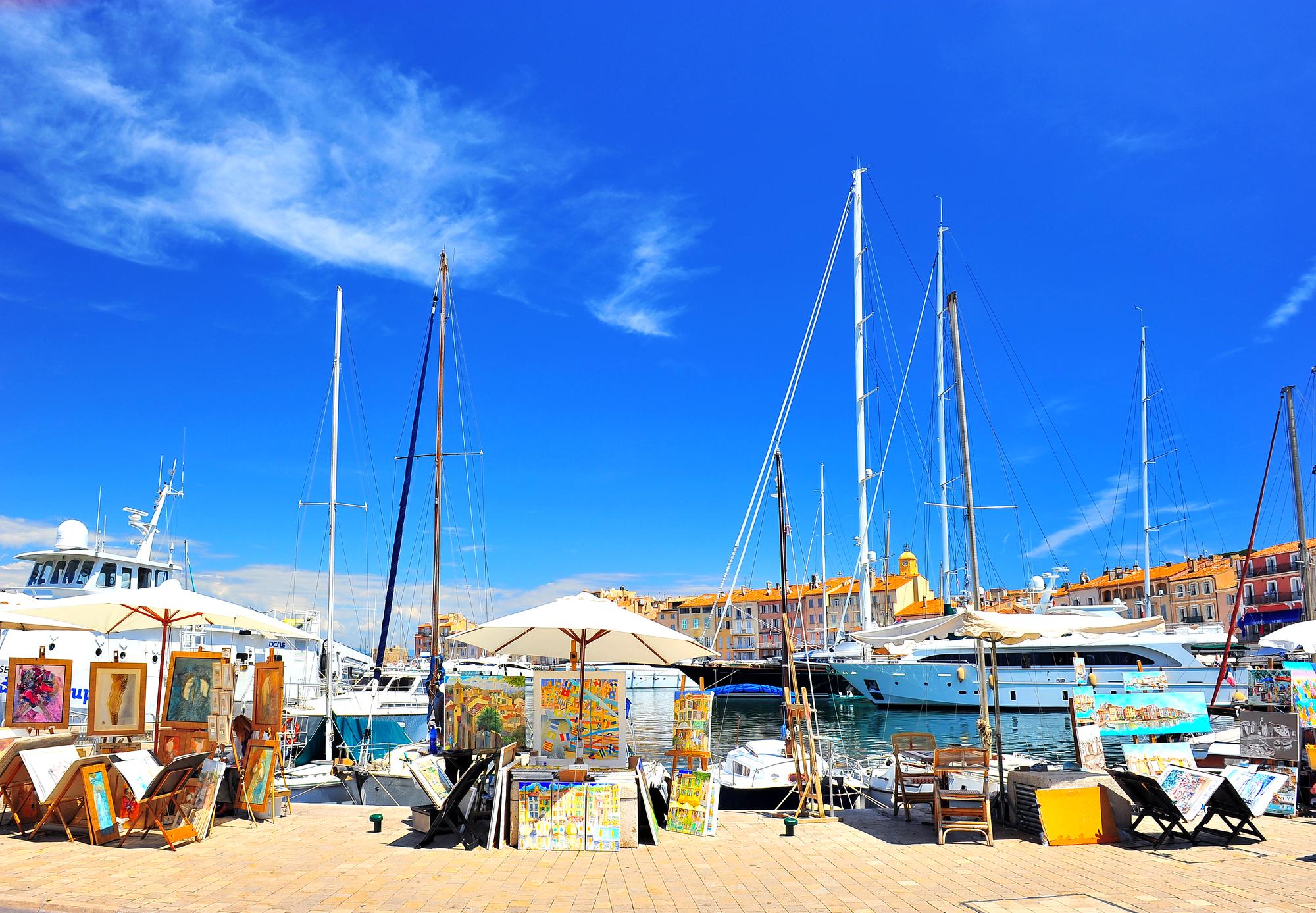 Où se situe OPA dans Saint-Tropez et que faire autour ?