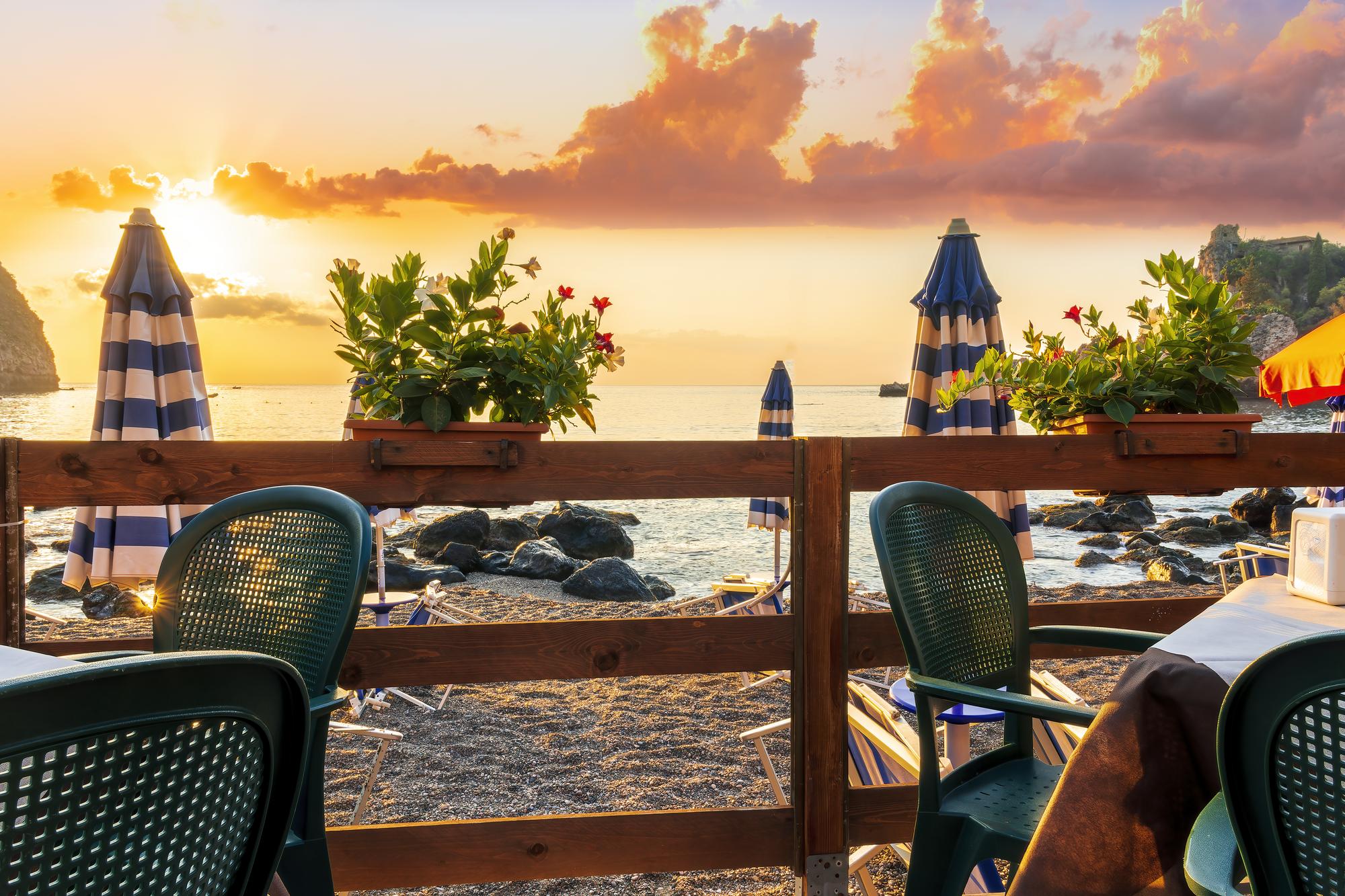 Restaurant et plage privée : comment profiter de la journée ?