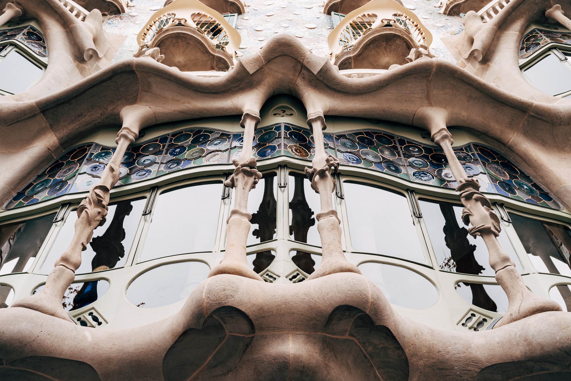 Commence par Gaudí, parce que Barcelone se raconte aussi en pierre